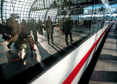  einen belebten Bahnhof mit einer vielfaeltigen Gruppe von Menschen | © Deutsche Bahn AG/Oliver Lang