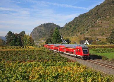 Passagierzug, der durch ein bewohntes Gebiet faehrt | © Deutsche Bahn AG/Georg Wagner