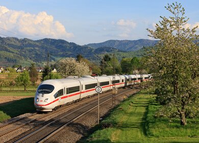ICE fährt durch grüne Landschaft | © Deutsche Bahn AG/Georg Wagner