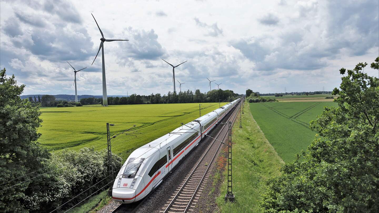 DB Fernverkehr mit ICE bei Stadthagen | © Deutsche Bahn AG / Wolfgang Klee