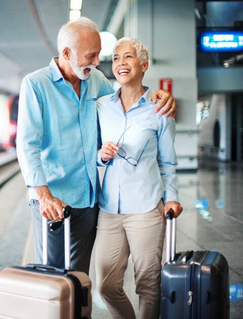 Paar wartet auf einen Zug | © Gettyimage/gilaxia