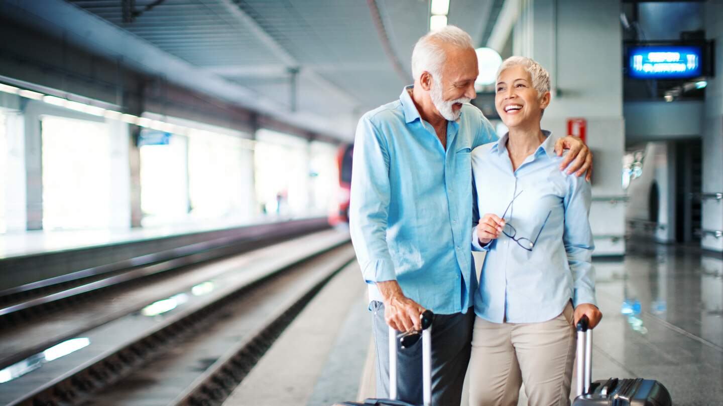 Paar wartet auf einen Zug | © Gettyimage/gilaxia