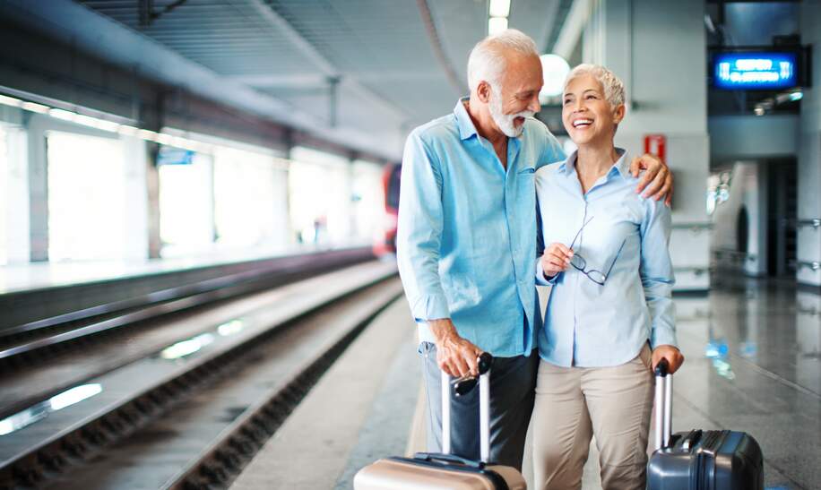 Paar wartet auf einen Zug | © Gettyimage/gilaxia