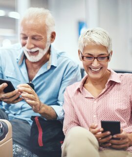 Paar wartet auf die Zugabfahrt | © Gettyimage/Aja Koska