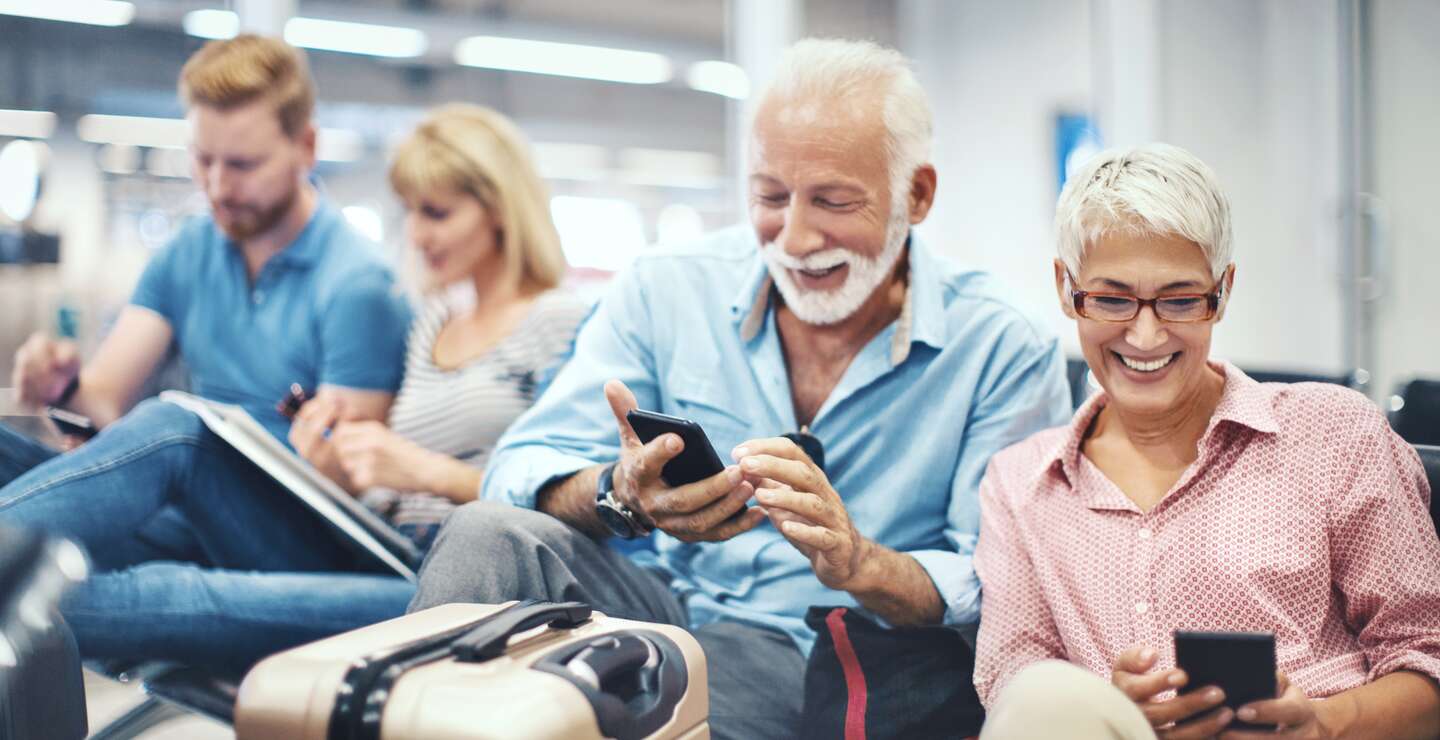 Paar wartet auf die Zugabfahrt | © Gettyimage/Aja Koska