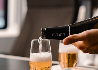 Zwei Gläser werden mit Champagner im Eurostar e320 eingeschenkt | © Eurostar