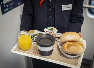 Verpflegung im ÖBB Nightjet der neuen Generation, gebracht vom Personal | © ÖBB/Harald Eisenberger