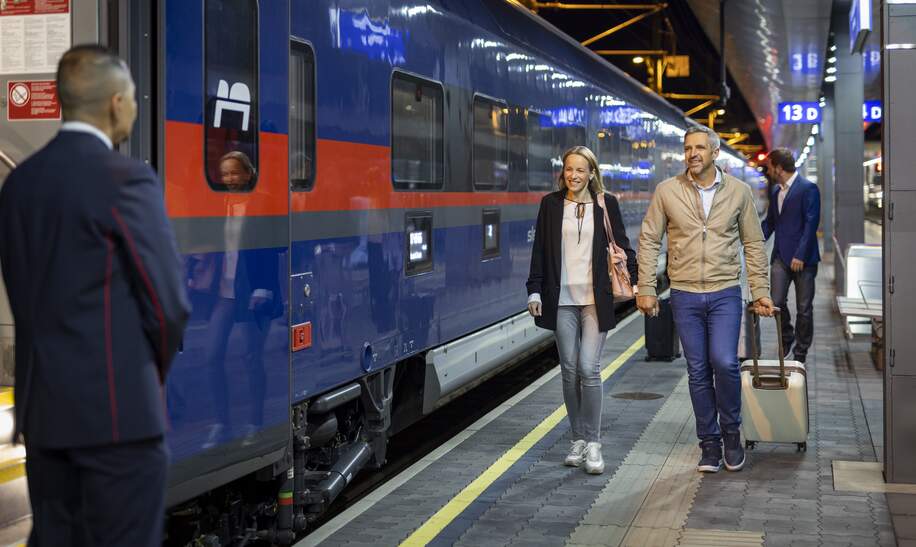 Paar laeuft Hand in Hand zum ÖBB Nightjet | © ÖBB/Harald Eisenberger