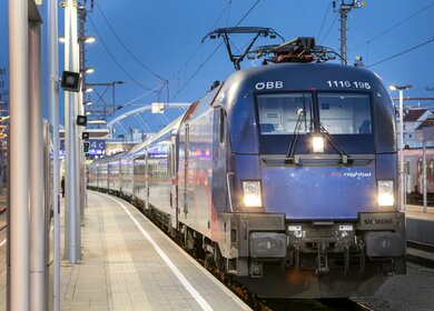Blick auf einen Wagon des ÖBB Nightjets der neuen Generation am Bahnhof am Abend | © ÖBB/Harald Eisenberger