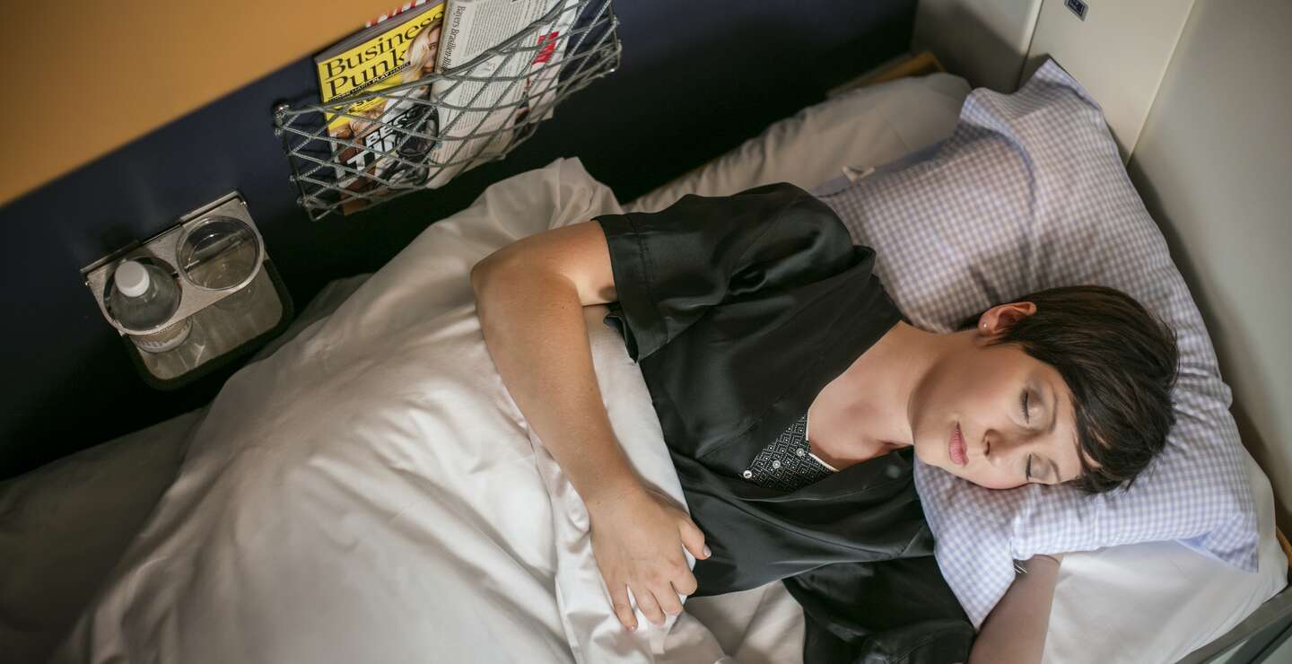 Frau schlaeft im Liegewagen des ÖBB Nightjets der neuen Generation | © ÖBB/Harald Eisenberger