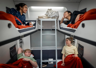 Freunde liegen inden Betten des Liegewagends des ÖBB Nightjets der neuen Generation | © ÖBB/Harald Eisenberger