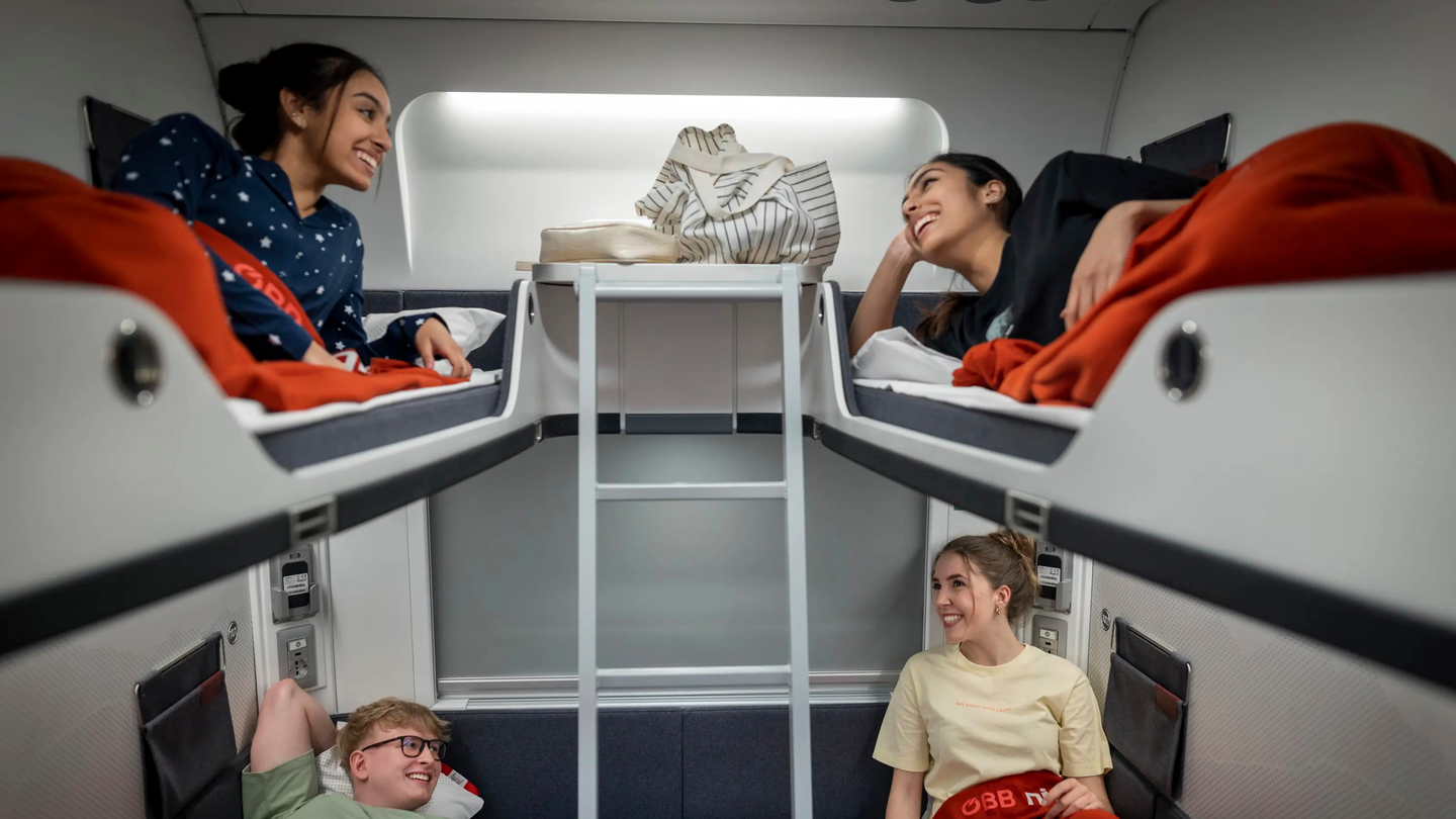 Freunde liegen inden Betten des Liegewagends des ÖBB Nightjets der neuen Generation | © ÖBB/Harald Eisenberger