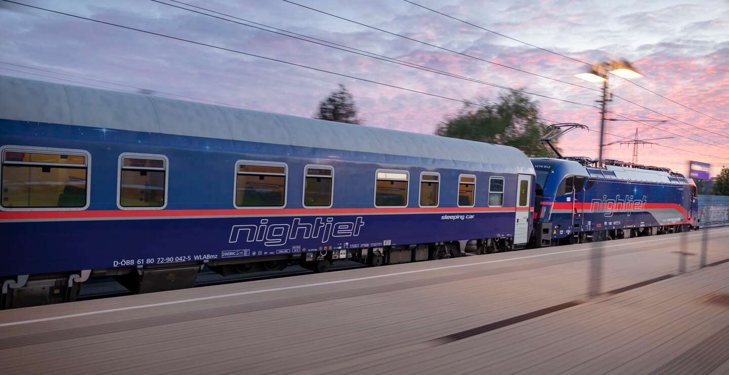 Nightjet Zug im Hintergrund Sonneuntergang | © ÖBB/Harald Eisenberger 