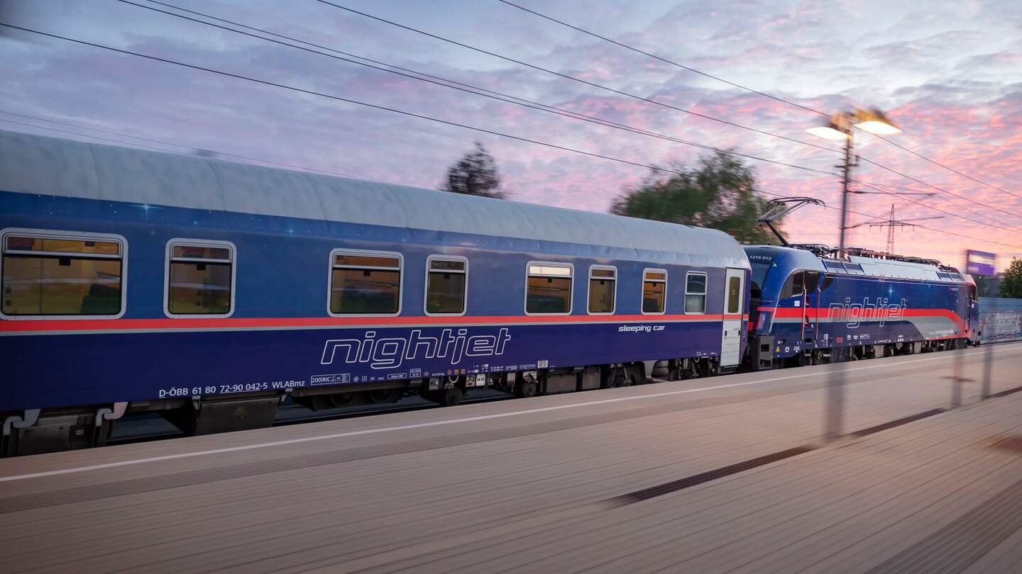 Nightjet Zug im Hintergrund Sonneuntergang | © ÖBB/Harald Eisenberger 