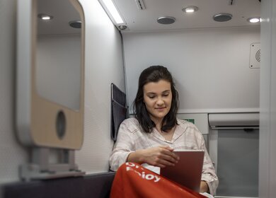 Frau liest auf dem Bett der Mini Cabin des ÖBB Nightjets der neuen Generation | © ÖBB/Harald Eisenberger