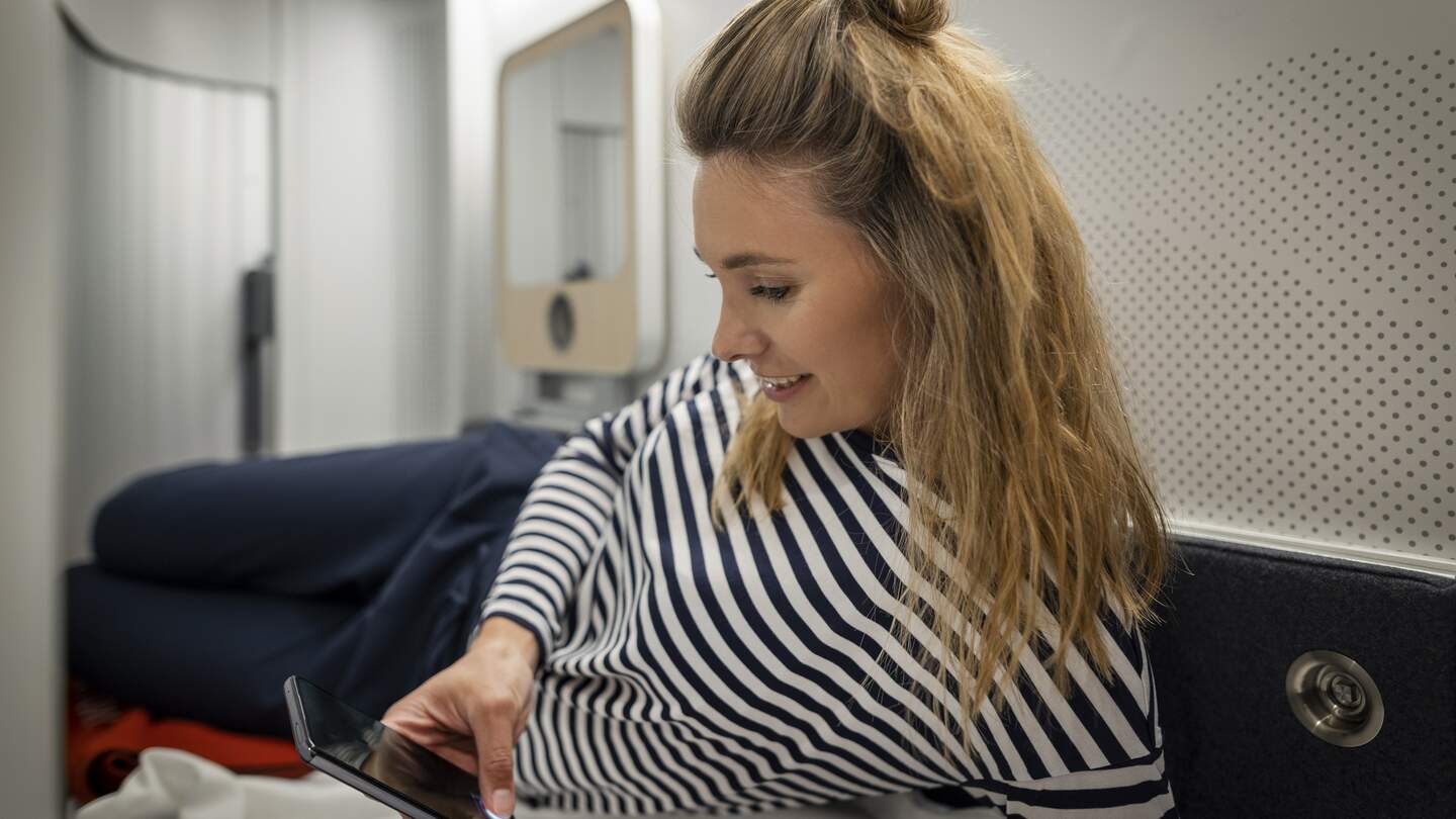 Frau liegt auf dem Bett der Mini Cabin des ÖBB Nightjets der neuen Generation | © ÖBB/Harald Eisenberger