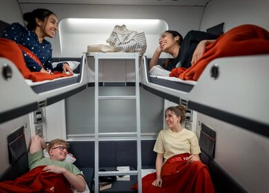 Freunde liegen in den Betten des Liegewagends des ÖBB Nightjets der neuen Generation | © ÖBB/Harald Eisenberger