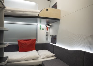 Ansicht der Raumausstattung mit Bett der Kategorie comfort im Schlafwagen des ÖBB Nightjets der neuen Generation | © ÖBB/Harald Eisenberger