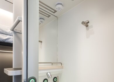 Ansicht des Badezimmers mit WC und Duschmöglichkeit im Schlafwagen des ÖBB Nightjets der neuen Generation | © ÖBB/Harald Eisenberger