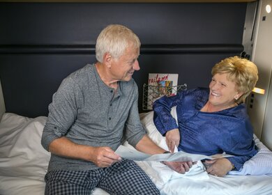 Zwei Senioren im Schlafwagen des Nightjet | © Harald Eisenberger