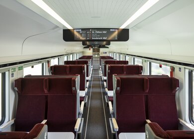 Innenansicht der Economy Class im ÖBB Railjet der neuen Generation mit Personal | © ÖBB/Harald Eisenberger