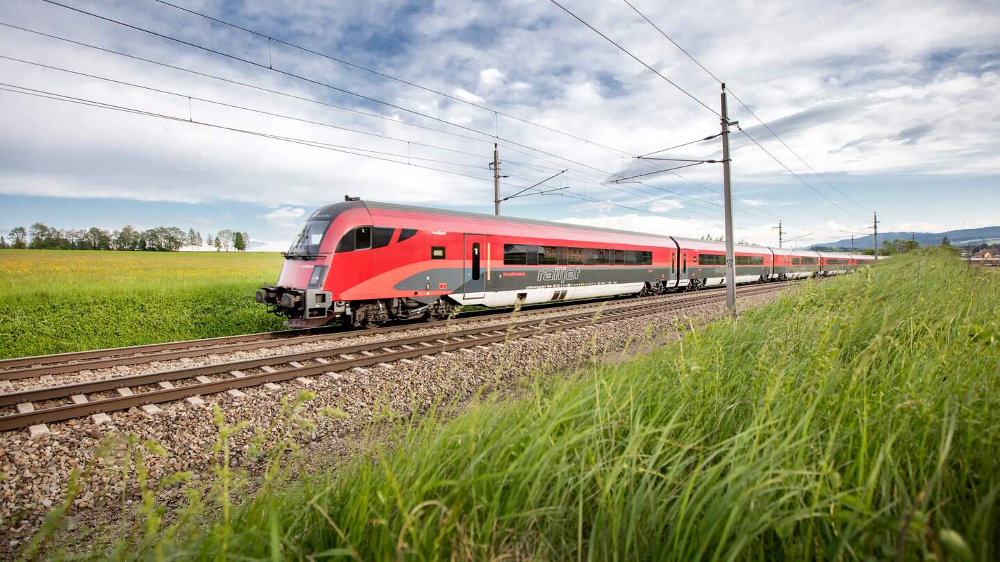 ÖBB Railjet der neuen Generation faehrt an gruenen Wiesen vorbei | © ÖBB/Harald Eisenberger