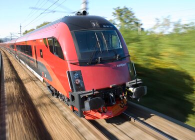 ÖBB Railjet der neuen Generation der ÖBB fährt in hoher Geschwindigkeit | © ÖBB/Harald Eisenberger