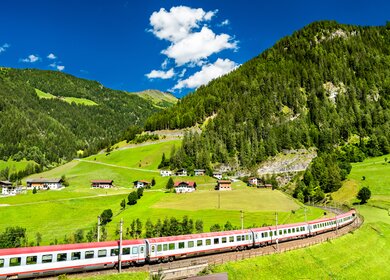 Intercity Zug bei der Brennerbahn in den oesterreichischen Alpen | © Gettyimages.com/Leonid Andronov