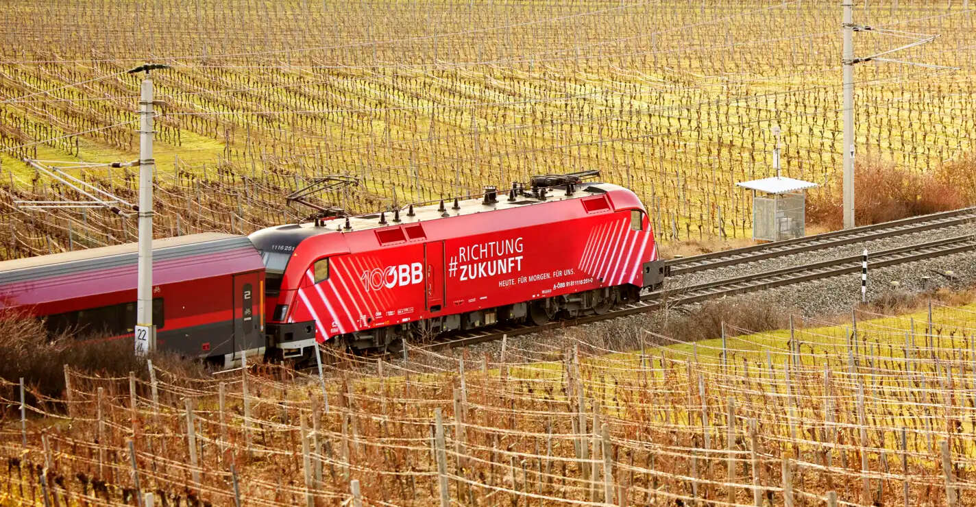 OBB Richtung Zukunft Zug faehrt vorbei an Reben | © ÖBB/Andreas Scheiblecker