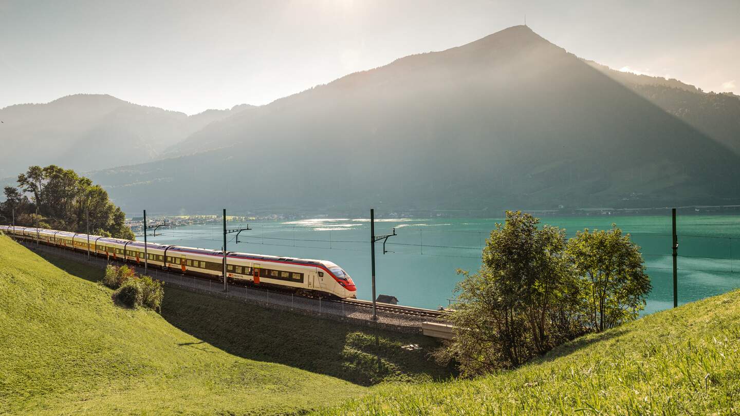 Schweizerische Bundesbahn SBB im Sommer mit Berglandschaft im Hintergrund | © SBB CFF FFS 