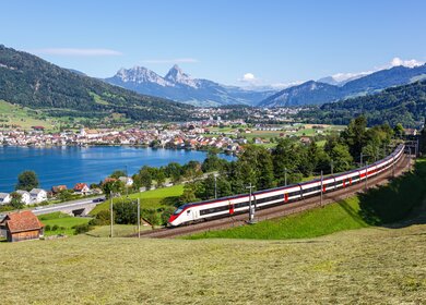Personenzug Typ Stadler Giruno der Schweizerischen Bundesbahnen SBB am Grossen Mythen am Zugersee in den Schweizer Alpen in Arth, Schweiz | © Gettyimages.com/Boarding1Now