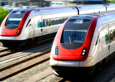 Zwei Intercity Neigzuge der SBB von vorne auf den Gleisen | © Gettyimages.com/hfng