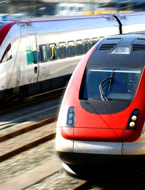 Zwei Intercity Neigzuge der SBB von vorne auf den Gleisen | © Gettyimages.com/hfng