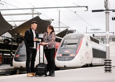 Reisender erhält Beratung am Gleis zum TGV INOUI der SNCF  | © AURORE BARON / Groupe SNCF