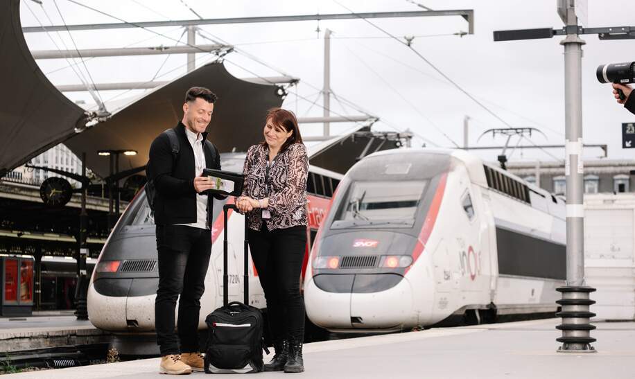 Reisender erhält Beratung am Gleis zum TGV INOUI der SNCF  | © AURORE BARON / Groupe SNCF