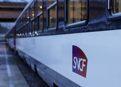 SNCF-Zug steht am Bahnhof am Gleis | © Sébastien Godefroy/Groupe SNCF