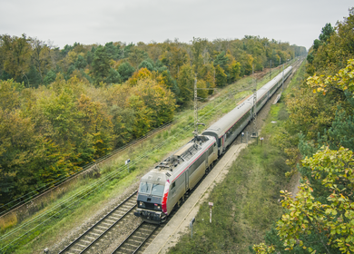 Regionaler Zug der SNCF durchquert eine grüne Landschaft – nachhaltige Bahnreise durch Frankreich | © Olivier Foulon/Groupe SNCF
