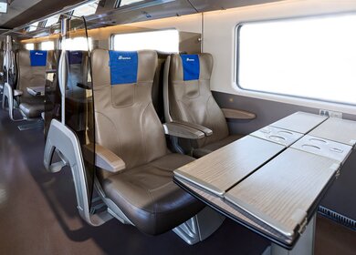 Blick auf die komfortablen Sitze in 4er-Gruppe in der Business Klasse des Trenitalia Zuges Frecciarossa | © Trenitalia/luggiceccon