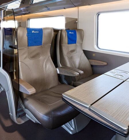 Blick auf die komfortablen Sitze in 4er-Gruppe in der Business Klasse des Trenitalia Zuges Frecciarossa | © Trenitalia/luggiceccon