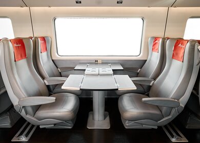 Komfortable Sitzgruppe in der Premium Klasse des Trenitalia Zuges Frecciarossa  | © Trenitalia/luggiceccon