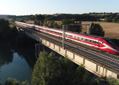 Der Frecciarossa, ein Zug von Trenitalia bei Fahrt über eine Brücke | © Trenitalia/luggiceccon