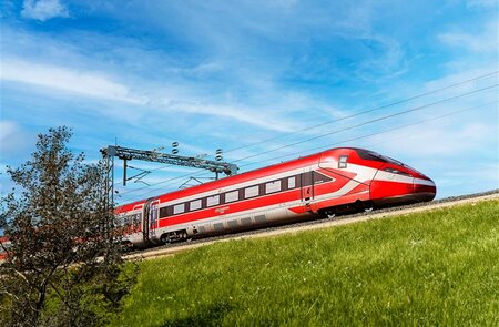 Der Frecciarossa, ein Zug von Trenitalia bei Fahrt durch die grünen Felder | © Trenitalia/luggiceccon