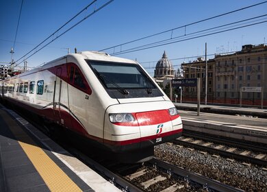 Frecciabianca Trenitalia Zug an einer Haltestelle in Rom | © Trenitalia