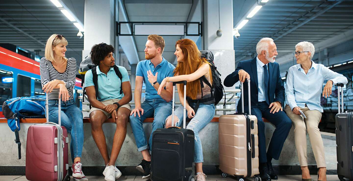 altersdiverse Gruppe wartet am Bahnhof | © © Gettyimages.com/gilaxia
