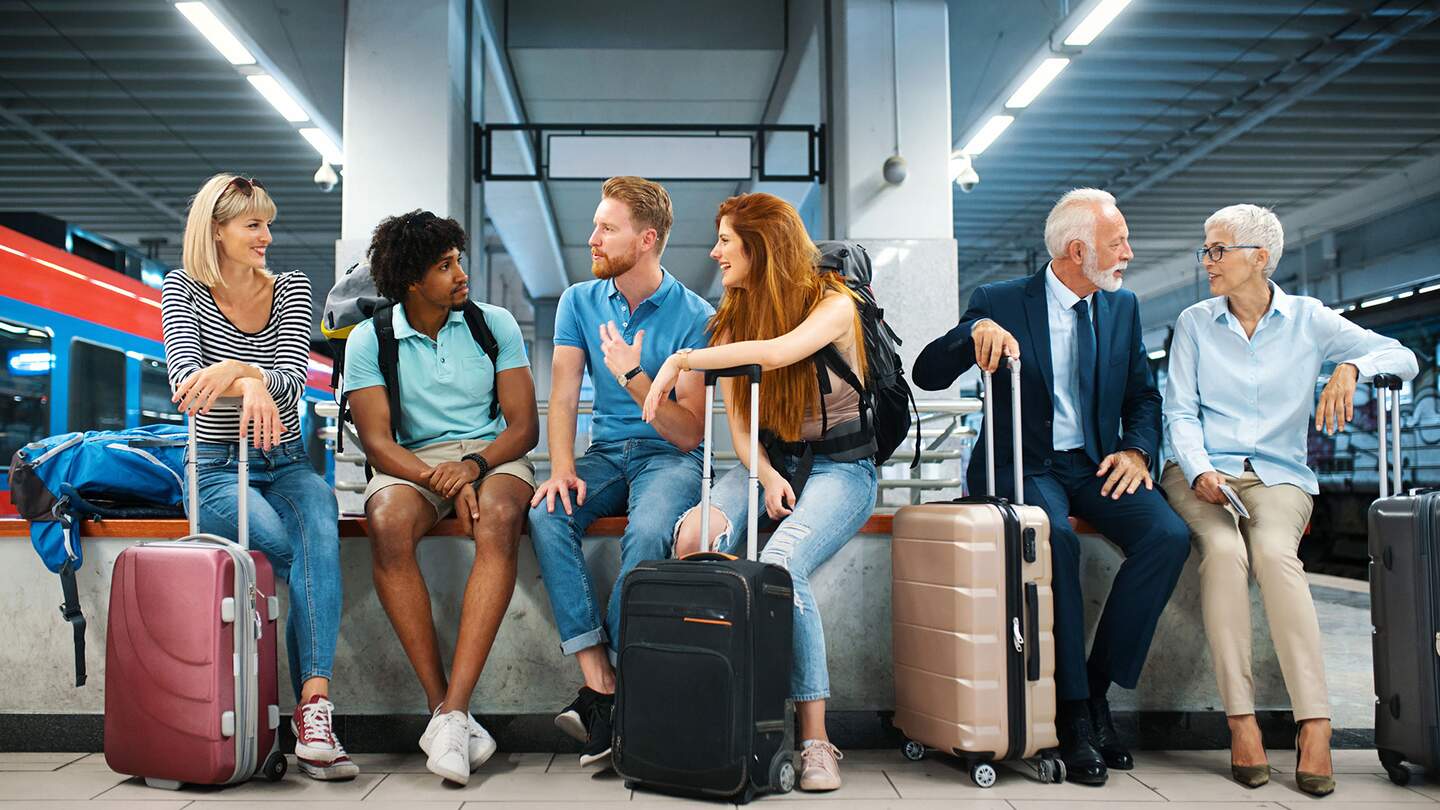 altersdiverse Gruppe wartet am Bahnhof | © © Gettyimages.com/gilaxia