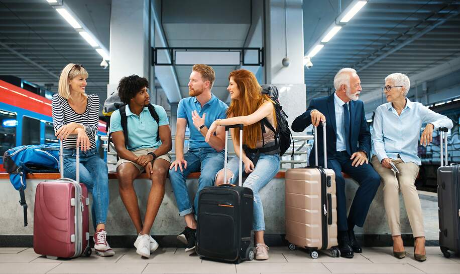 altersdiverse Gruppe wartet am Bahnhof | © © Gettyimages.com/gilaxia