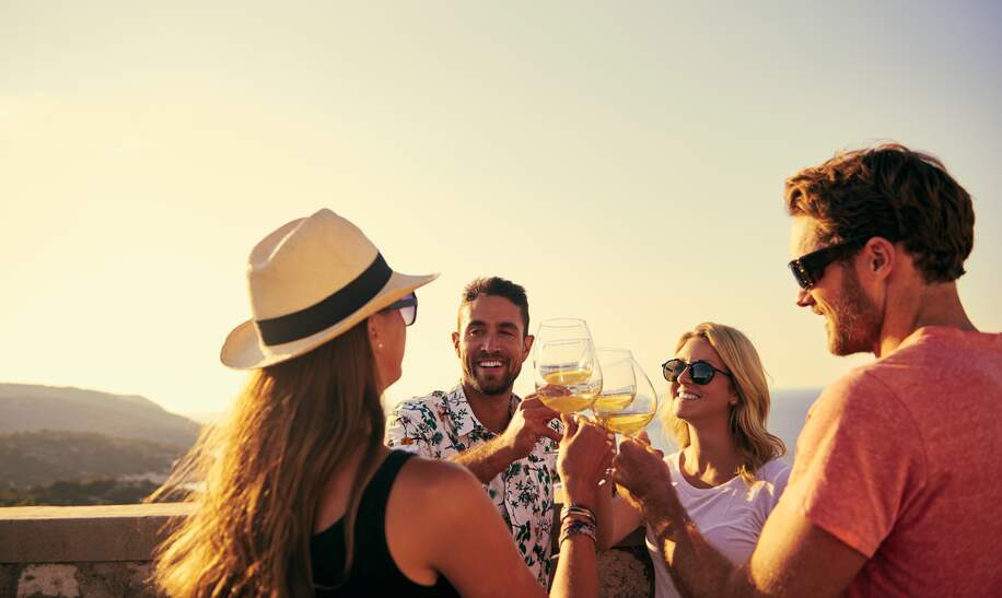 Aufnahme einer Gruppe von Freunden, die an einem sonnigen nachmittag etwas trinken | ©  Gettyimages.com/pixdeluxe