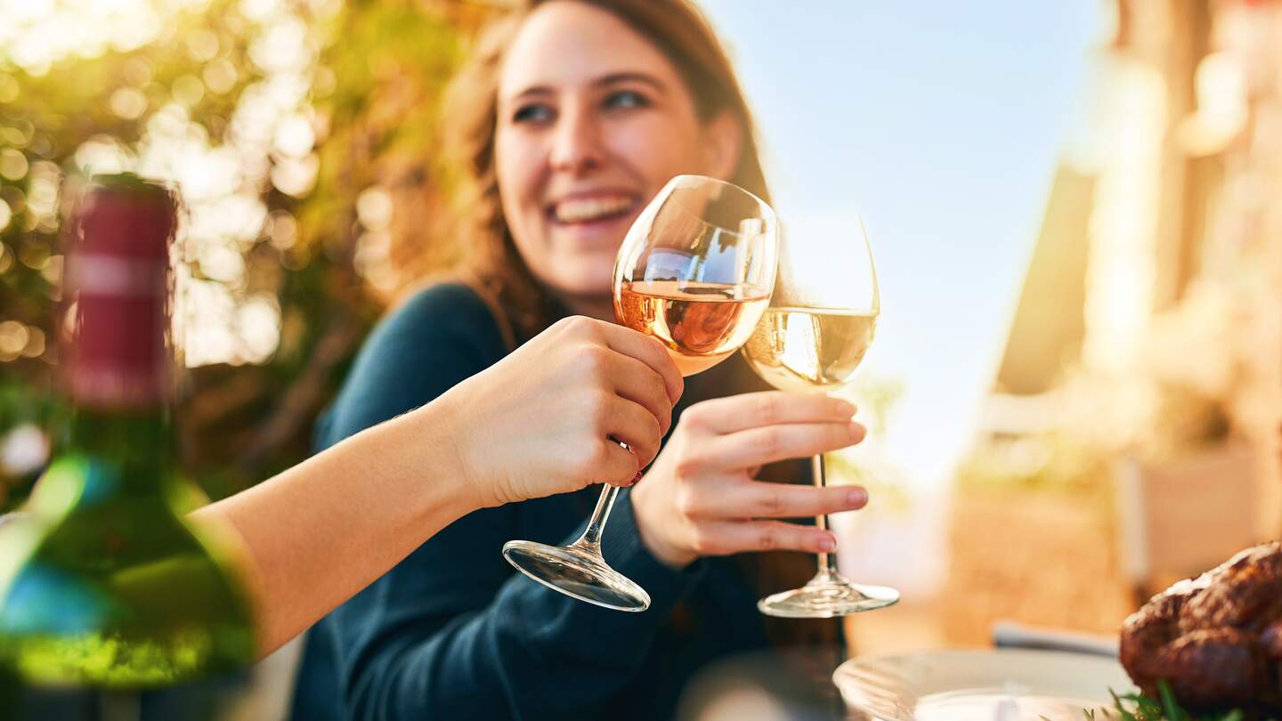 Bei der Weinverkostung | ©  Gettyimage/PeopleImages
