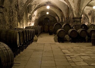 Mittelalterliche Weinkeller bei duesterem Licht | © Gettyimages.com/ollo