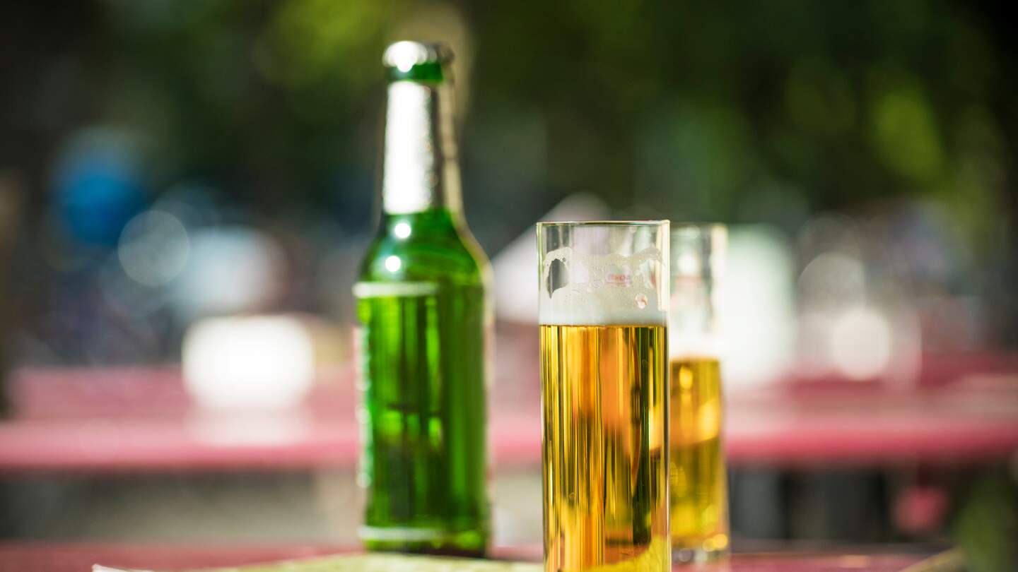 Ein Kölsch steht auf einem Tisch im Biergarten in Köln. | © Gettyimages.com/pxel66